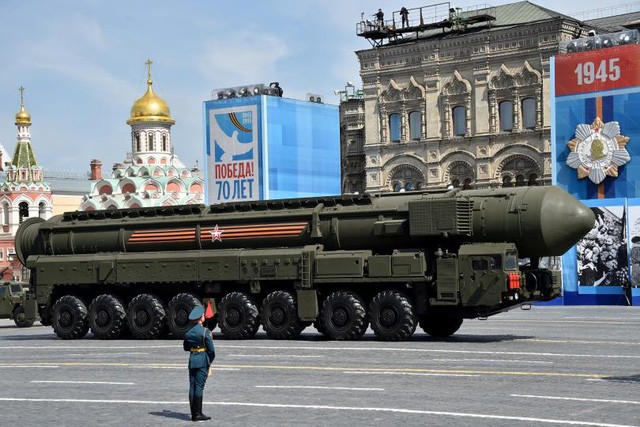 Tên lửa đạn đạo xuyên lục địa Yars RS-24 của Nga trong cuộc diễu binh tại Quảng trường Đỏ ở thủ đô Moscow, Nga năm 2015 (Ảnh: AFP)