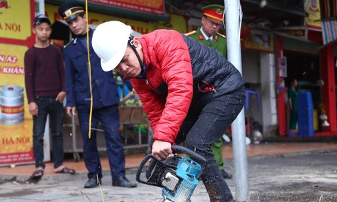 Hàng loạt công trình lấn vỉa hè ở Hà Nội bị đập bỏ