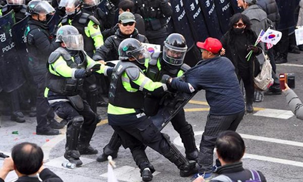 Cảnh sát Hàn Quốc được huy động để ngăn xung đột trong biểu tình. Ảnh:AFP