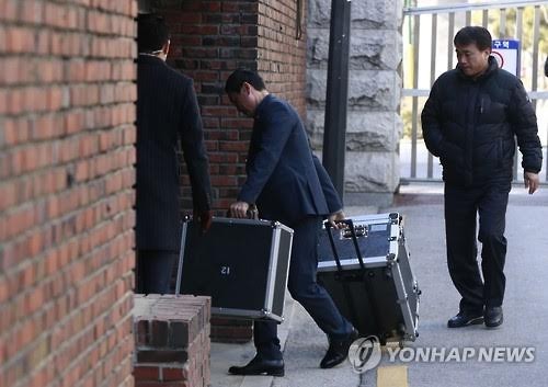 Nhân viên phủ tổng thống được cho là dỡ hành lý từ xe tải vào nhà riêng của Tổng thống bị phế truất Park Geun-hye. (Ảnh: Yonhap)