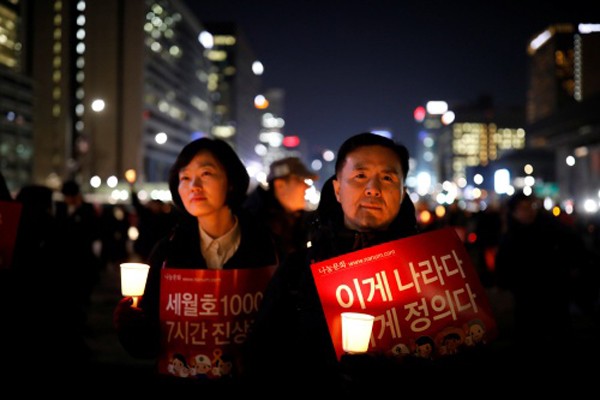 Người biểu tình hôm qua tụ tậpở thủ đô Seoul, kêu gọi bắt bà Park. Ảnh:Reuters