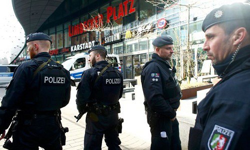Cảnh sát Đức phong tỏa trung tâm mua sắm Essen. Ảnh:Reuters