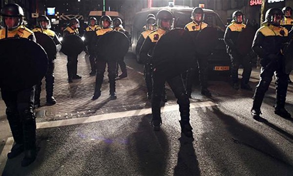 Hà Lan đưa cảnh sát chống bạo động đến trấn áp người biểu tìnhkhi bộ trưởng Thổ Nhĩ Kỳ bị yêu cầu rời đi. Ảnh:Hurriyet