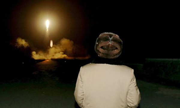Nhà lãnh đạo Triều Tiên Kim Jong-un theo dõi vụ thử tên lửa có thể mang đầu đạn hạt nhân. Ảnh:KCNA