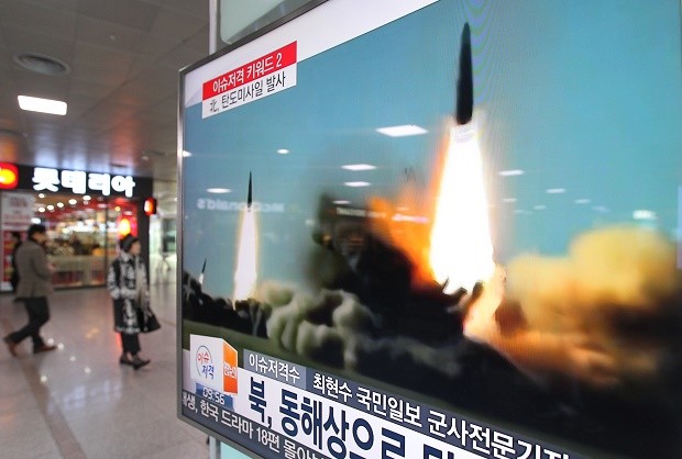 Truyền thông Hàn Quốc đưa tin về một vụ phóng thử tên lửa của Triều Tiên năm 2016 (Ảnh: Inquirer)