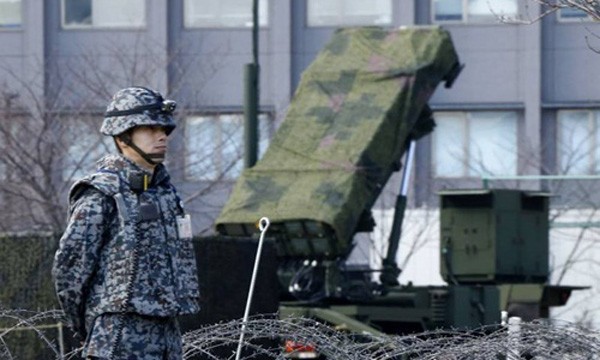 Binh sĩ Nhật đứng cạnh khẩu đội tên lửaPAC-3 Patriot tại Bộ Quốc phòng ởTokyo. Ảnh:AP