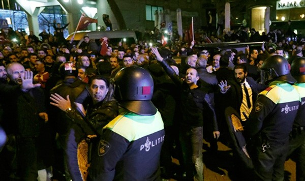 Cảnh sát và người biểu tình phía ngoài lãnh sự quán Thổ Nhĩ Kỳ ở Rotterdam, Hà Lan, ngày 11/3. Ảnh:Reuters.