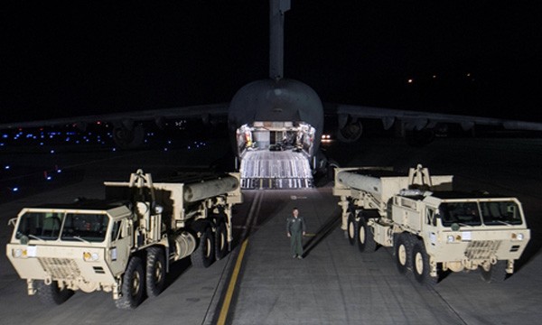 Bộ phận đánh chặn trong tổ hợp THAAD được chuyển tới căn cứ Osan, Hàn Quốc, đêm 6/3. Ảnh:Reuters
