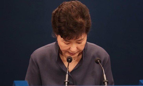Tổng thống Park Geun-hye cúi đầu xin lỗi khi phát biểu tại Nhà Xanh tháng 10/2016. Ảnh:Reuters.