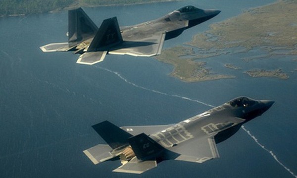 Tiêm kích F-22 và F-35 của Mỹ. Ảnh:USAF