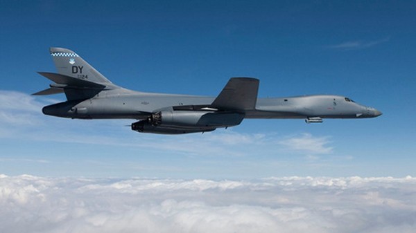 Một chiếc B-1B trên vùng trời gần căn cứ Guam. Ảnh:National Security News.