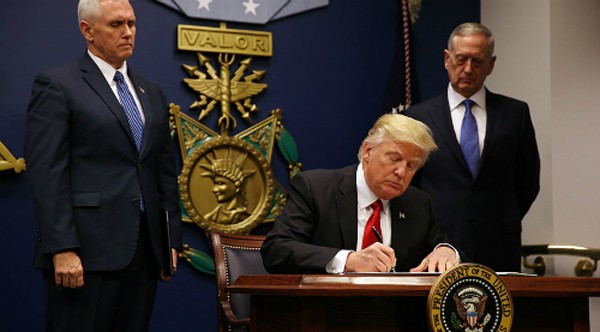 Trump ký sắc lệnh cấm nhập cảnh. Ảnh:Reuters
