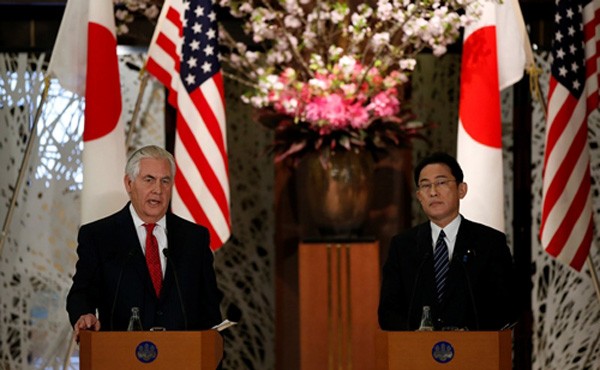 Ngoại trưởng Rex Tillerson trong cuộc họp báo với người đồng cấp Nhật Fumio Kishida tại Tokyo. Ảnh:Reuters