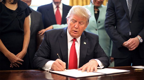 Tổng thống Mỹ Donald Trump ký sắc lệnh cấm nhập cảnh. Ảnh:RT.