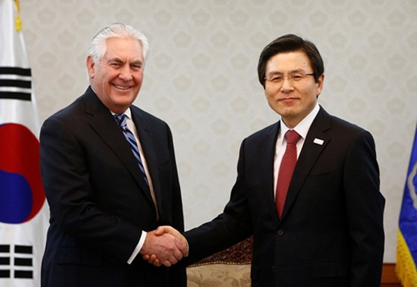 Ngoại trưởng Mỹ Rex Tillerson bắt tay quyền Tổng thống Hàn Quốc Hwang Kyo-ahn trước khi bắt đầu thảo luận ngày 17/3 tại Seoul. Ảnh:Reuters.