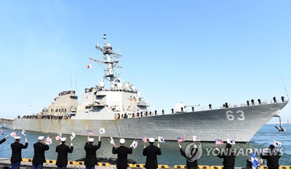 Tàu Mỹ hôm qua cập cảng Donghae. Ảnh:Yonhap