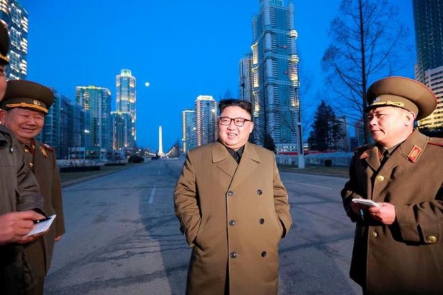 Nhà lãnh đạo Triều Tiên Kim Jong-un cùng các quan chức quân đội thị sát một công trình xây dựng ở Bình Nhưỡng (Ảnh: KCNA)