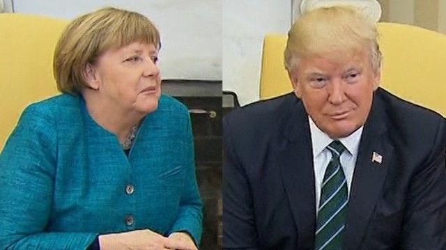 Tổng thống Mỹ Donald Trump (phải) đã không đáp lại đề nghị bắt tay của Thủ tướng Đức Angela Merkel trong cuộc hội đàm đầu tiên hôm 17/3 tại Nhà Trắng. (Ảnh: Getty)