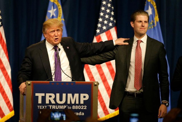 Tổng thống Donald Trump và con trai Eric trong một sự kiện vận động tranh cử năm 2016 (Ảnh: Ibtimes)
