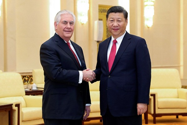 Ngoại trưởng Mỹ Rex Tillerson và Chủ tịch Trung Quốc Tập Cận Bình hôm qua gặp tại Đại lễ đường Nhân dân ở Bắc Kinh. Ảnh:Reuters