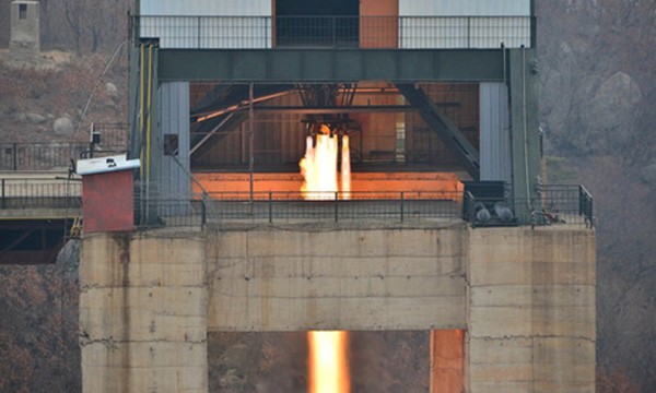 Triều Tiên thử nghiệm động cơ tên lửa đẩy. Ảnh: KCNA