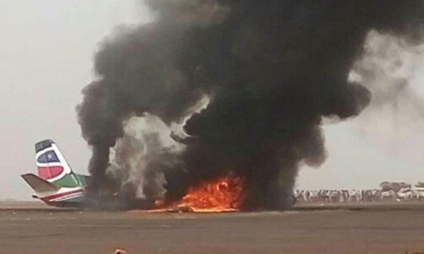Phi cơ South Supreme Airlines bốc cháy tại sân bay thành phố Wau. Ảnh:Xinhua.