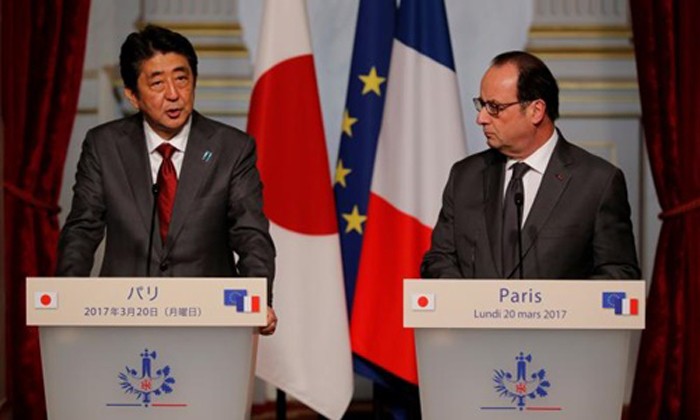 Thủ tướng Nhật Bản Shinzo Abe (trái) và Tổng thống Pháp Francois Hollande. Ảnh:Reuters