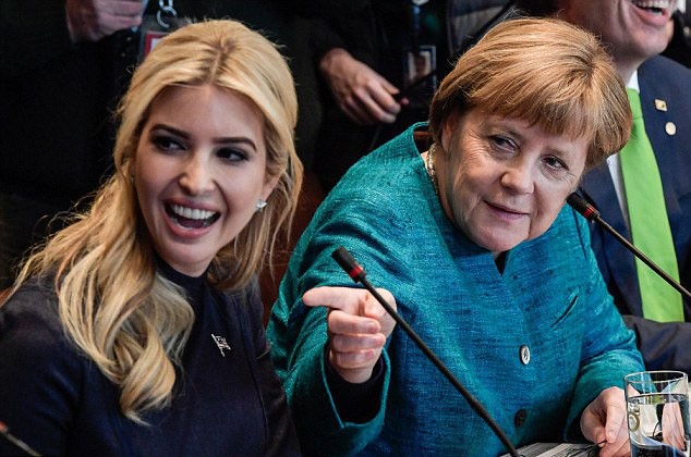 Ivanka ngồi cạnh Thủ tướng Đức Angela Merkel trong một sự kiện tại Nhà Trắng hồi tuần trước (Ảnh: EPA)
