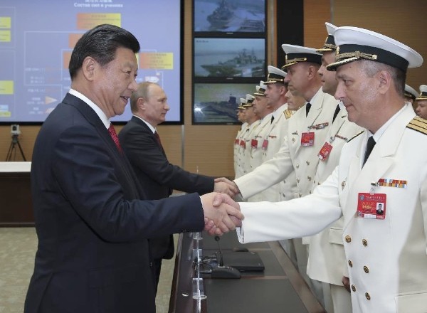 Chủ tịch Trung Quốc Tập Cận Bình và Tổng thống Nga Vladimir Putin bắt tay các tướng lĩnh tham dự cuộc tập trận chung giữa hai nước tại cảng không quân Wusong, Thượng Hải, Trung Quốc ngày 20/5/2014. (Ảnh: Tân Hoa Xã)