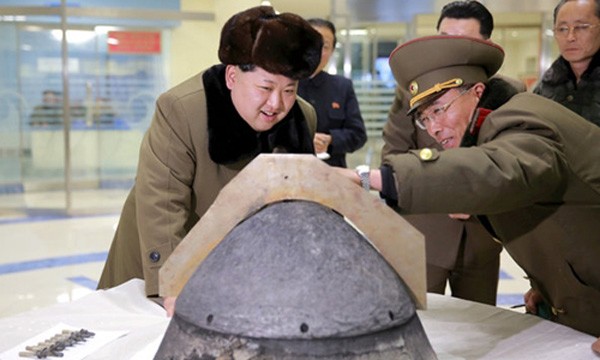 Nhà lãnh đạo Kim Jong-un xem mô hình đầu đạn tên lửa Triều Tiên. Ảnh:Reuters