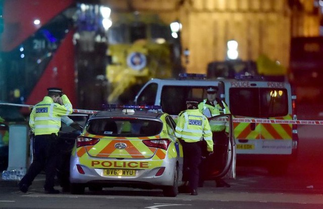 Hiện trường vụ tấn công trên cầu Westminster. (Ảnh: Reuters)