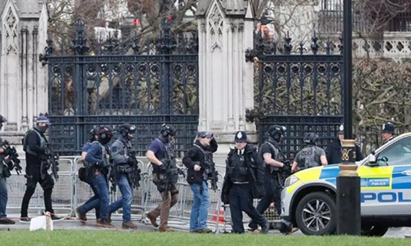Cảnh sát vũ trang bảo vệ tòa nhà quốc hội Anh sau vụ tấn công. Ảnh:AP
