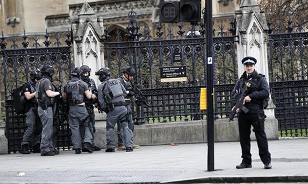 Các nhân viên anh ninh bên ngoài tòa nhà quốc hội Anh sau vụ tấn công. Ảnh:Reuters