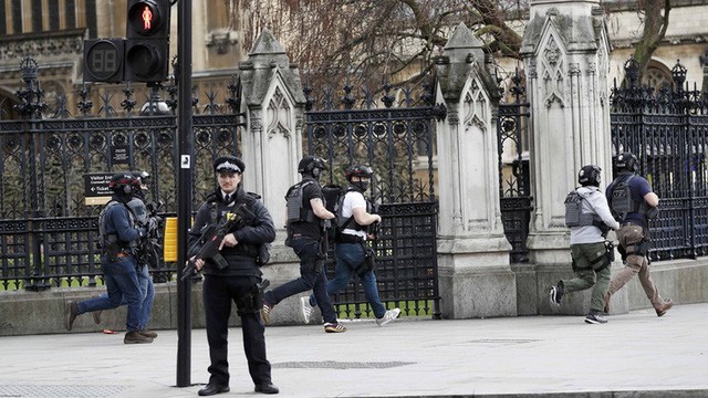 Cảnh sát bên ngoài tòa nhà Quốc hội Anh khi xảy ra vụ tấn công ngày 22/3 (Ảnh: RT)