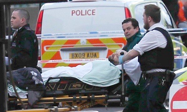 Một người bị thương trong vụ tấn công ở London hôm 22/3 được đưa tới bệnh viện. Ảnh:Reuters