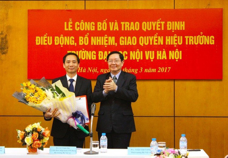 Bộ trưởng Lê Vĩnh Tân trao quyết định và chúc mừng ông Nguyễn Bá Chiến. Ảnh Moha.gov.vn