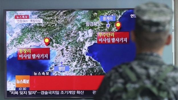 Truyền hình Hàn Quốc đưa tin về vụ thử hạt nhân của Triều Tiên năm 2016 (Ảnh: BBC)