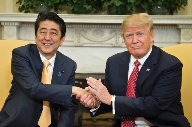 Tổng thống Mỹ Donald Trump (phải) bắt tay Thủ tướng Nhật Bản Shinzo Abe trong cuộc gặp tại Nhà Trắng hồi tháng 2 (Ảnh: Getty)