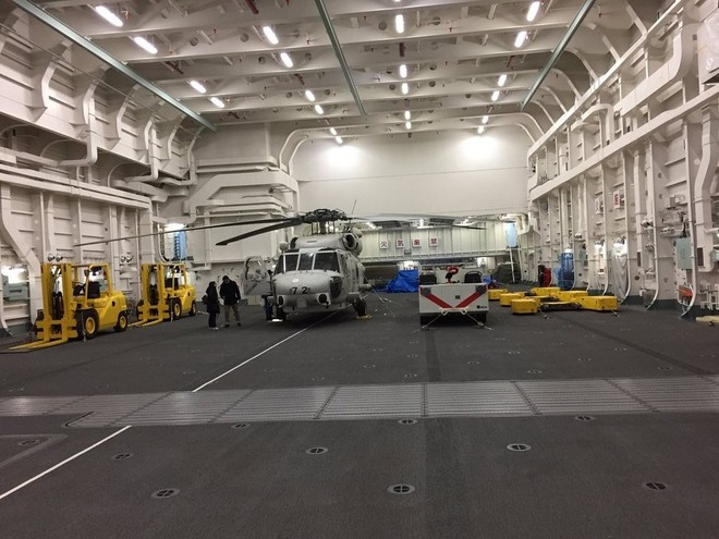 Bên trong tàu sân bay trực thăng lớn nhất của Nhật