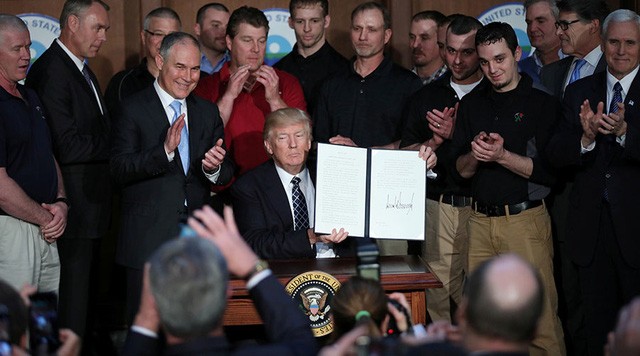 Tổng thống Trump ký sắc lệnh "Độc lập Năng lượng" ngày 28/3 (Ảnh: Reuters)