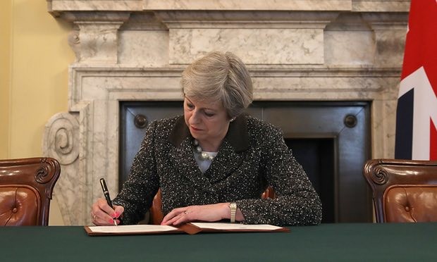Thủ tướng Anh ký bức thư lịch sử ngày 28/3 (Ảnh: PA)