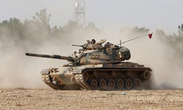 Xe tăng quân đội Thổ Nhĩ Kỳ tiến vào thị trấn Jarabulus của Syria. Ảnh:Al Jazeera.