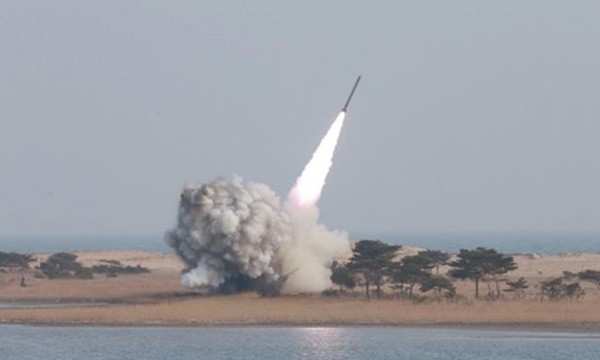 Một vụ phóng thử tên lửa của Triều Tiên. Ảnh:Reuters.
