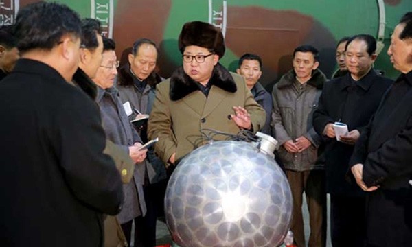 Nhà lãnh đạo Triều Tiên Kim Jong-un trò chuyện với các nhà khoa học hạt nhân. Ảnh:KCNA