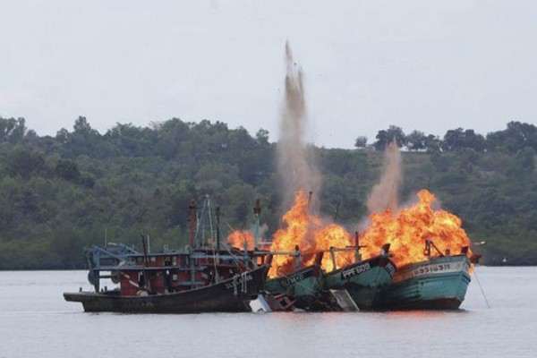 Hai tàu cá Malaysia và Việt Nam bị Indonesia đánh chìm năm ngoái. Ảnh:Reuters