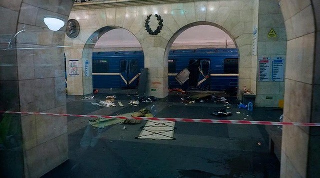 Hiện trường vụ nổ bom tại ga tàu điện ngầm St. Petersburg, Nga (Ảnh: Reuters)