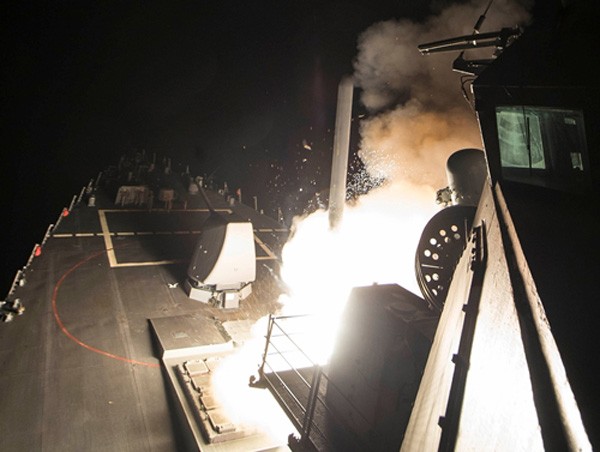 Khu trục hạm USS Ross của Mỹ phóng tên lửa hành trình Tomahawk vào Syria. Ảnh:Reuters