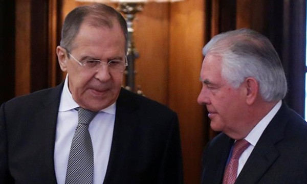 Ngoại trưởng Nga Sergei Lavrov (trái) và người đồng cấp Mỹ Rex Tillerson. Ảnh: Reuters