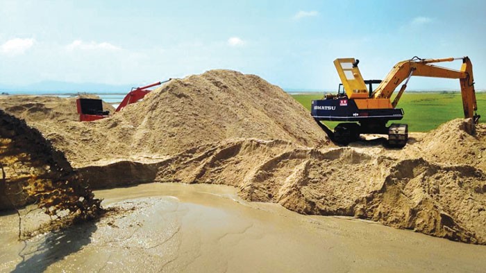 Từ cuối tháng 3/2017 đến nay, giá cát tại TP.HCM đã tăng gần gấp 3 lần. Ảnh: Văn Huyền
