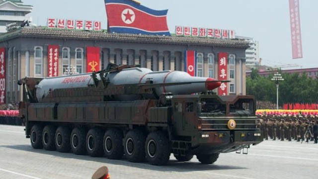 Tên lửa của Triều Tiên trong một cuộc duyệt binh (Ảnh: AFP)